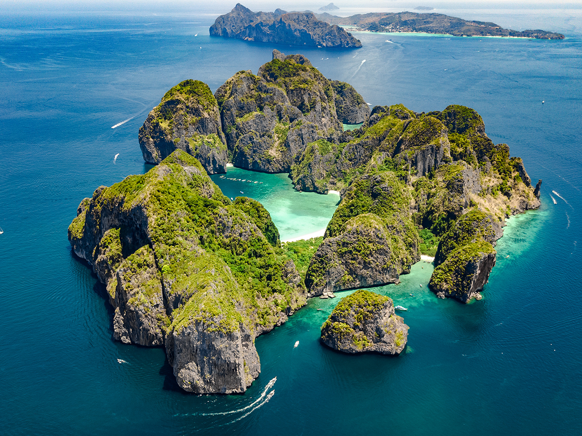 AP_0001_AdobeStock_266461634 beautiful archipelago islands of Krabi, Thailand, Krabi Thailand limestone cliffs beaches and turquoise water