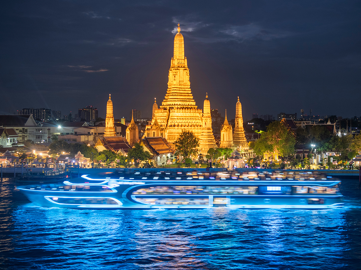 AdobeStock_1502980444 Chao Phraya River dinner cruise at night with Bangkok skyline