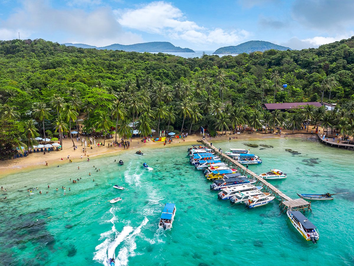 AdobeStock_491568781 Phu Quoc Island Vietnam white sand beaches and clear water